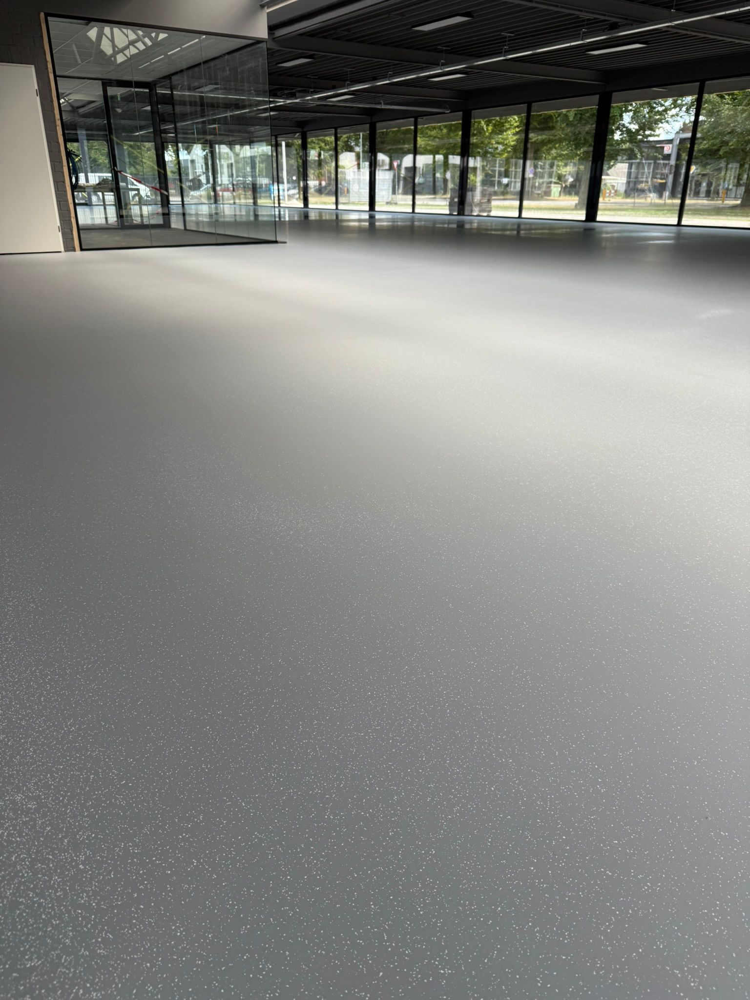 Expoxy gietvloer flakes autoshowroom