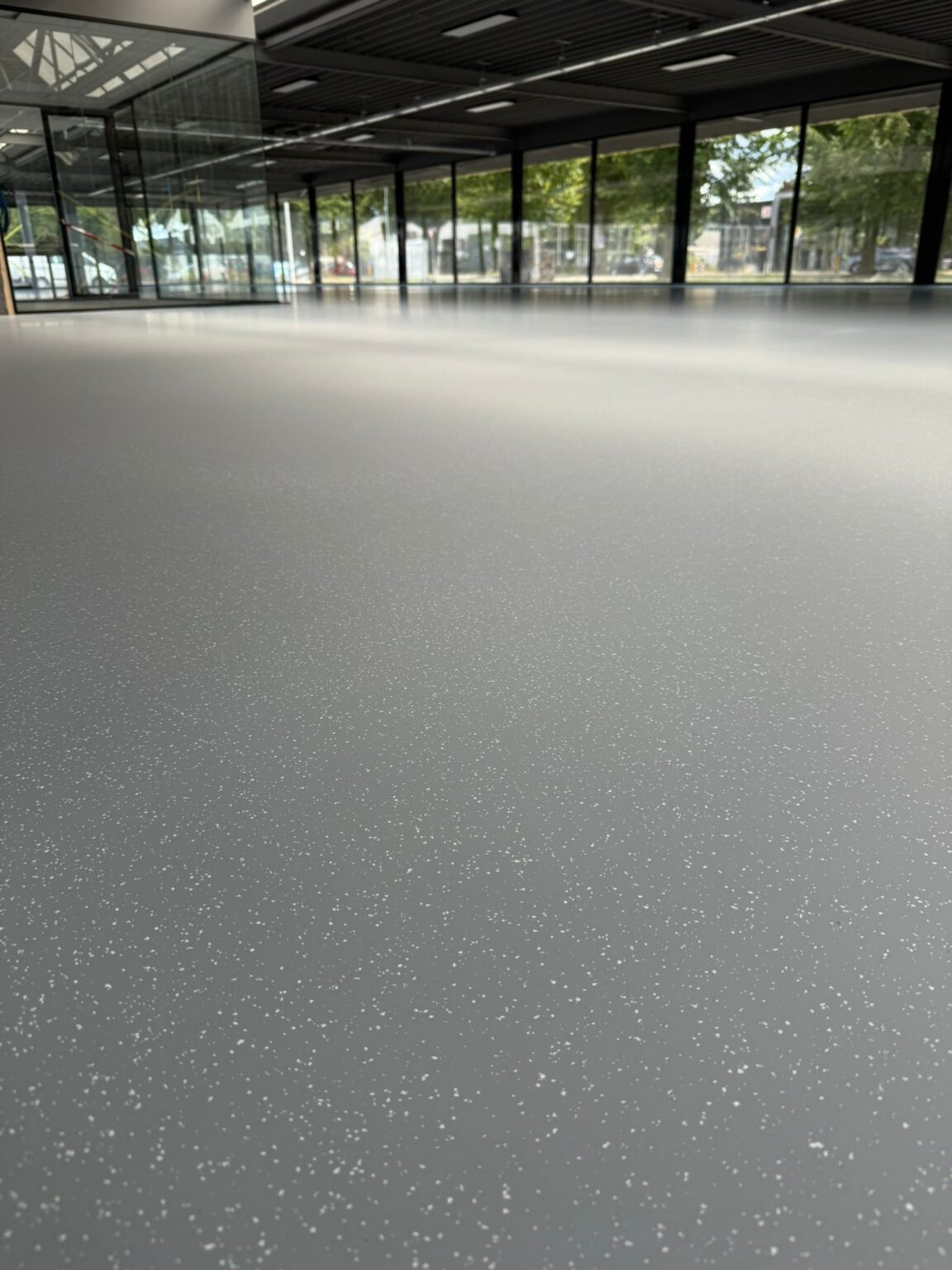 Expoxy gietvloer flakes autoshowroom