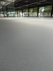 Expoxy gietvloer flakes autoshowroom