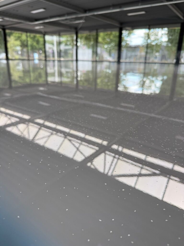 Expoxy gietvloer flakes autoshowroom