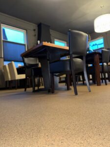 Grindvloer in restaurant door vloerspecialist
