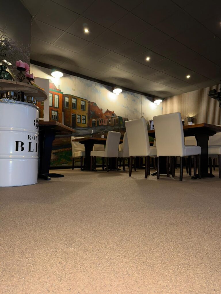 Nette grindvloer in restaurant